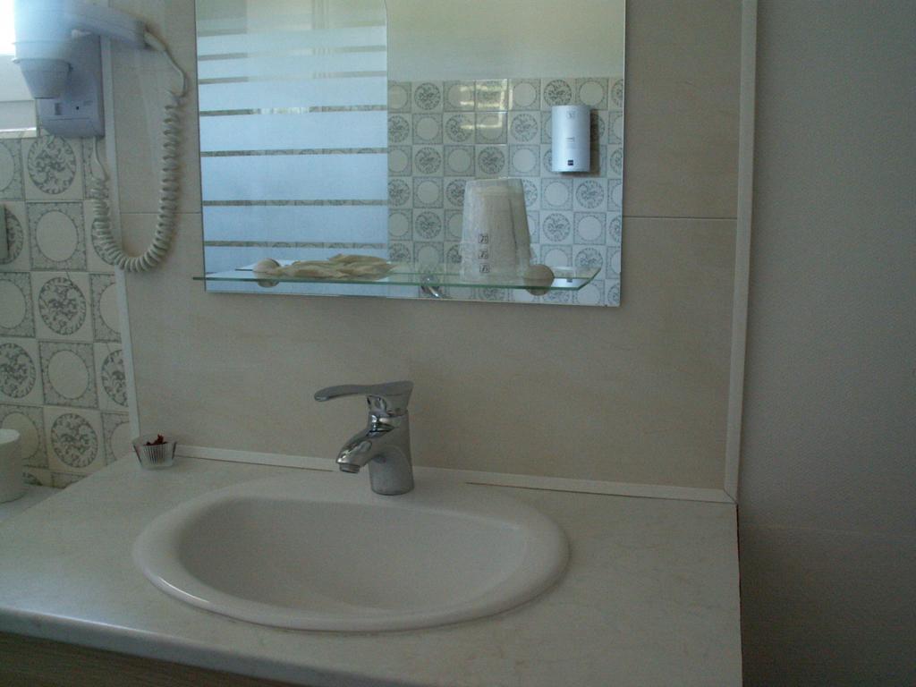 Le Relais Du Pont De Rhodes Hotel Frayssinet Стая снимка