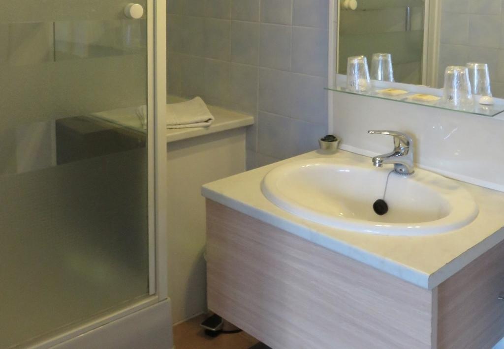 Le Relais Du Pont De Rhodes Hotel Frayssinet Стая снимка